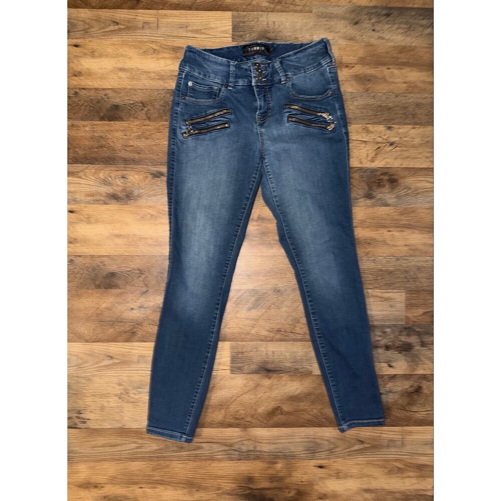Torrid women’s skinny jeans withunique double-zipper pockets on the front - Picture 13 of 16